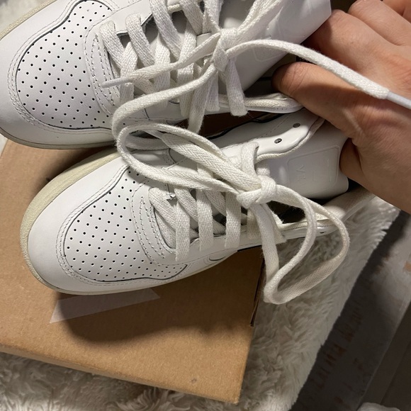 Leather veja, off white, blue,red. Looks like new and has only been used once! - Picture 4 of 7